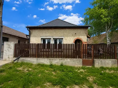Eladó családi ház, Kocs 3 szoba 98 m² 44.9 M Ft