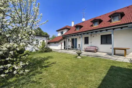 Eladó családi ház, Lipót 13 szoba 393 m² 159 M Ft