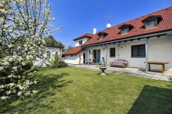 Eladó családi ház, Lipót 13 szoba 393 m² 159 M Ft