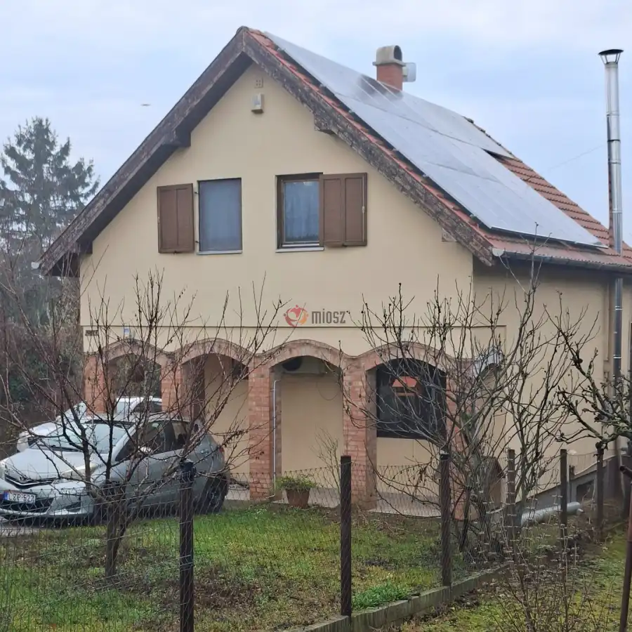 eladó családi ház, Újbarok