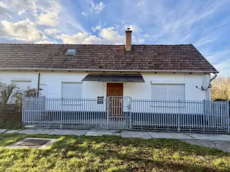 Eladó téglalakás, Komárom 1 szoba 41 m² 35 M Ft