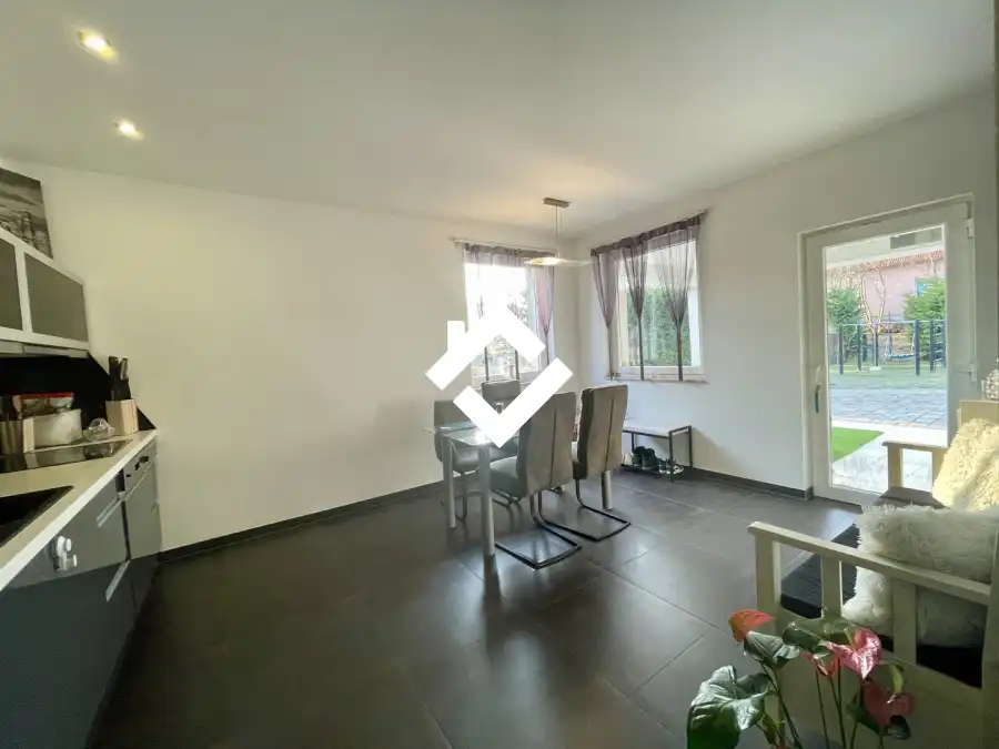 eladó újszerű családi ház, Oroszlány