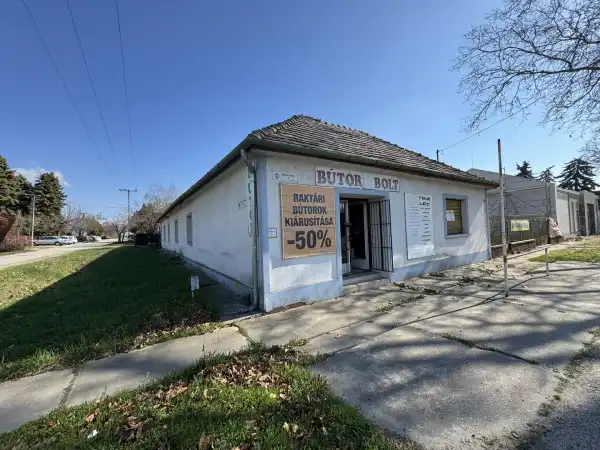 Eladó üzlethelyiség utcai bejáratos, Lajosmizse 6 szoba 200 m² 35 M Ft