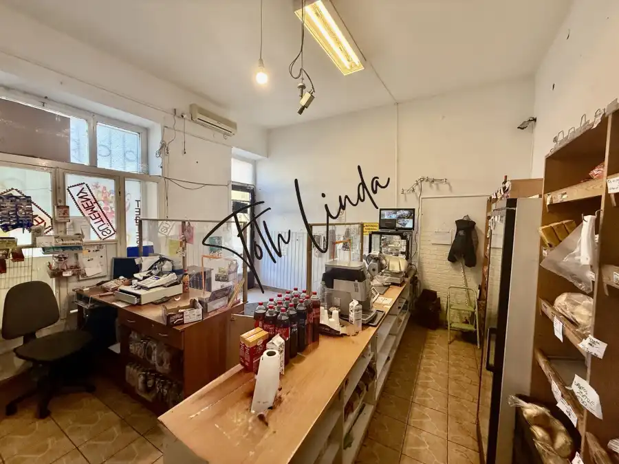 eladó üzlethelyiség utcai bejáratos, Oroszlány