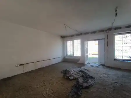 Eladó üzlethelyiség utcai bejáratos, Oroszlány 2 szoba 65 m² 12 M Ft