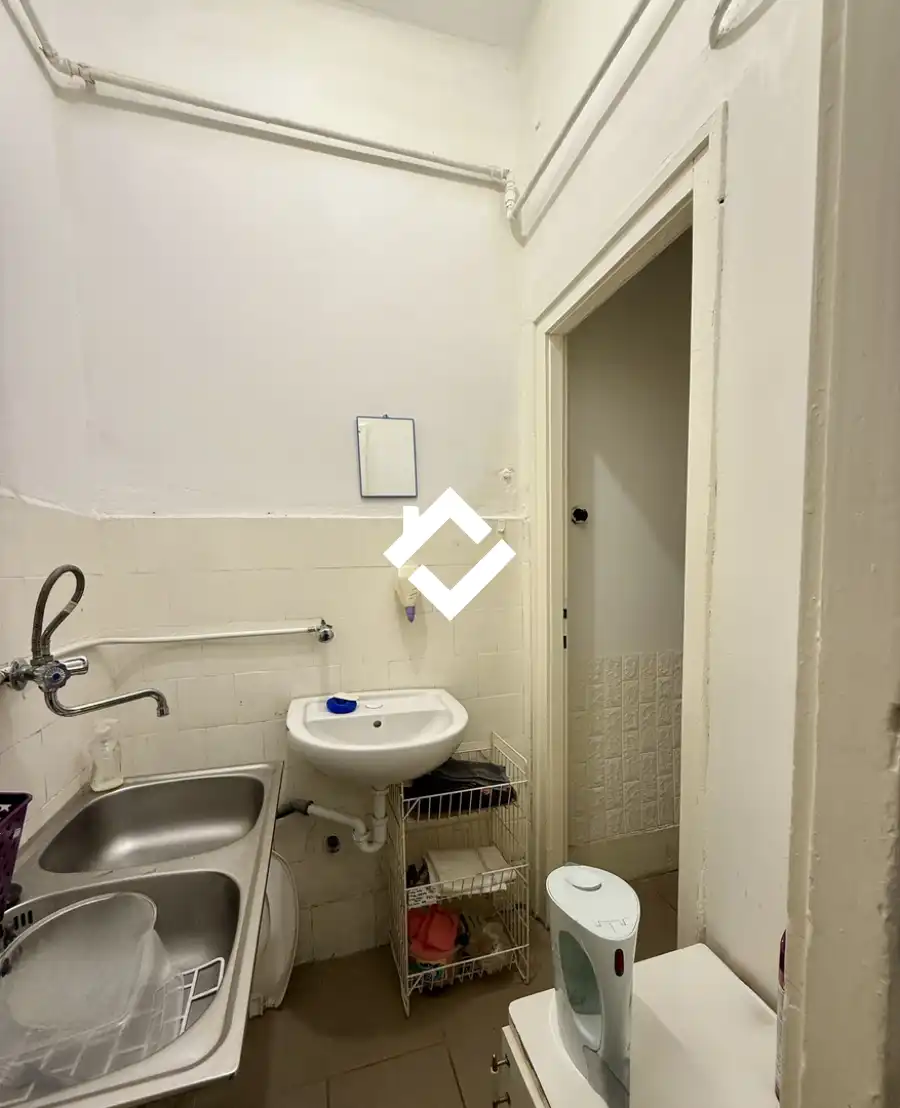 eladó üzlethelyiség utcai bejáratos, Oroszlány