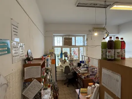 Eladó üzlethelyiség utcai bejáratos, Oroszlány 2+1 szoba 57 m² 23 M Ft