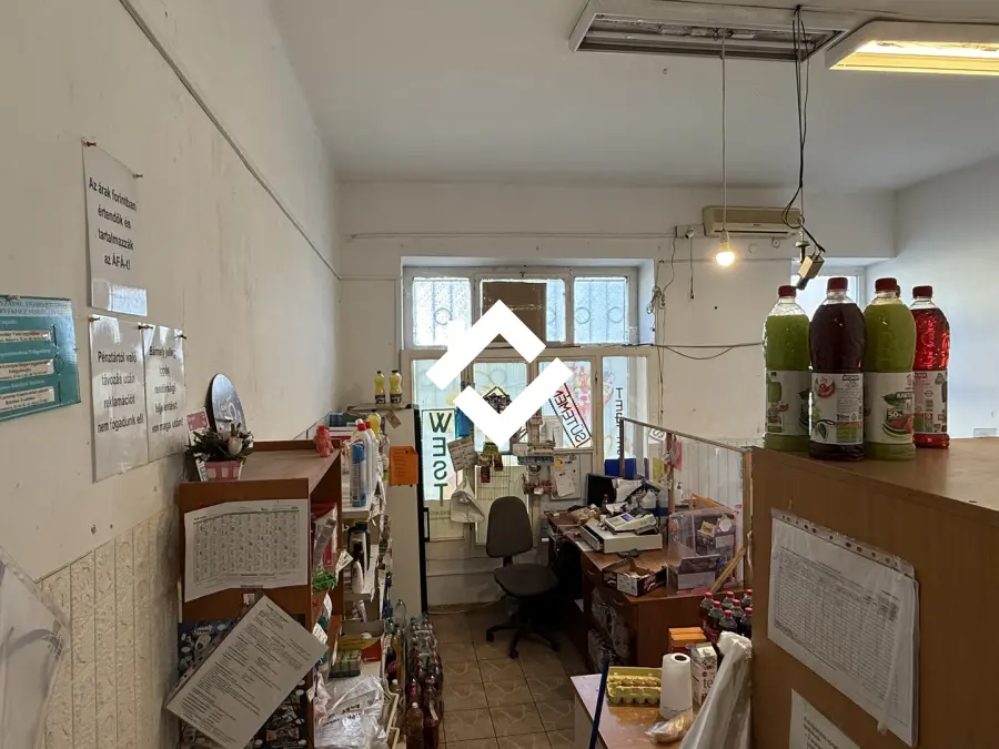 eladó üzlethelyiség utcai bejáratos, Oroszlány
